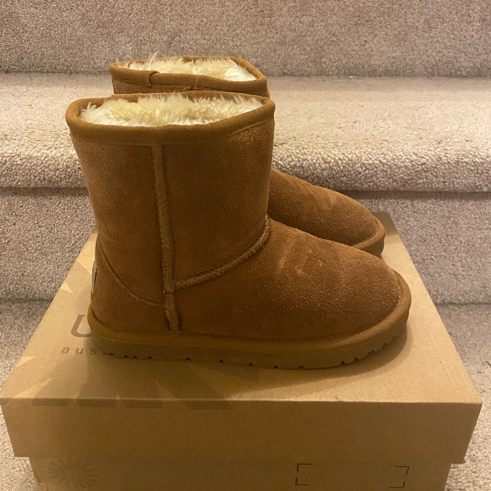 UGG kids Classic Tan winter boots 1 pair left!! PLEASE REFER TO SIZE CHART